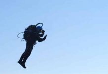 Uçan insan: Avustralyalı mucit Jetpack ile uçuş yaptı Uçan insan: Avustralyalı mucit Jetpack ile uçuş yaptı