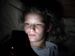 Gençler sosyal medya yüzünden uyku sorunu yaşıyor, egzersiz yapmıyor!