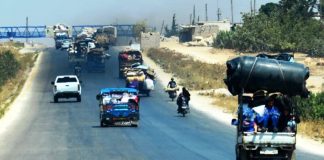 İdlib de tansiyon yükseliyor: Akın akın Türkiye sınırına geliyorlar!