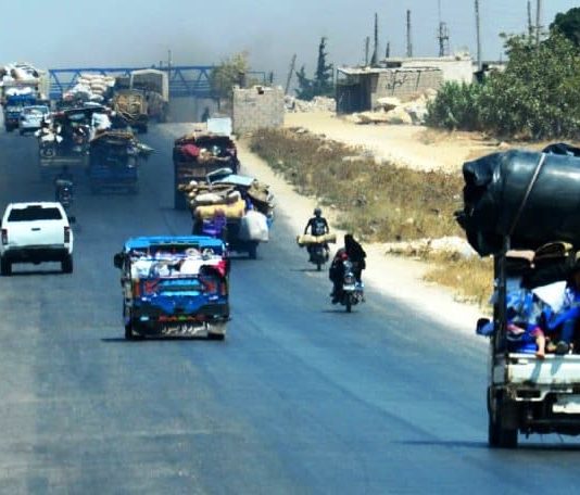 İdlib de tansiyon yükseliyor: Akın akın Türkiye sınırına geliyorlar!