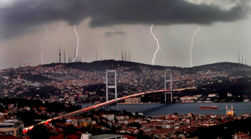 İstanbul'da kuvvetli yağış: Tüm vapur seferleri iptal edildi!