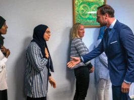 Kadınlar tokalaşmayı reddedince Norveç Veliaht Prensi haakon eli havada kaldı