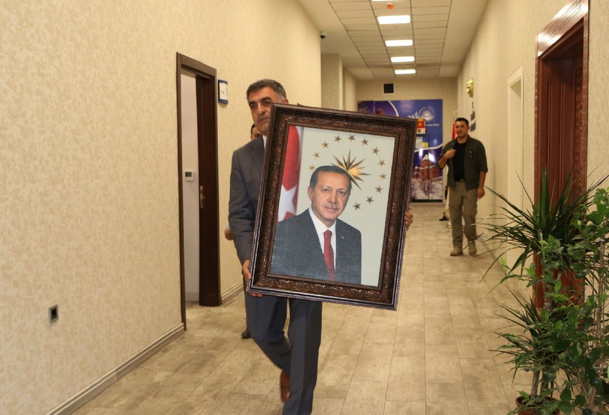 FOTO: DHA – Van Valisi Mehmet Emin Bilmez “Cumhurbaşkanı’nın fotoğrafı daha önce asılıydı; ancak indirilmişti. Biz de o fotoğrafı cumhuriyetimizin kurucusu olan Atatürk’ün fotoğrafının yanına tekrardan astık” dedi.
