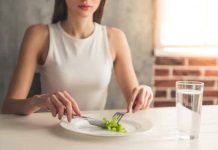 Ergenlik döneminde yeme bozukluğu konusunda 15 belirti Ergenlik döneminde yeme bozukluğu 15 belirti