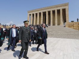 Saray da Adli Yıl Açılışı reddeden barolar Anıtkabir ziyaret etti