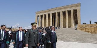 Saray da Adli Yıl Açılışı reddeden barolar Anıtkabir ziyaret etti