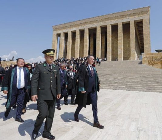 Saray da Adli Yıl Açılışı reddeden barolar Anıtkabir ziyaret etti