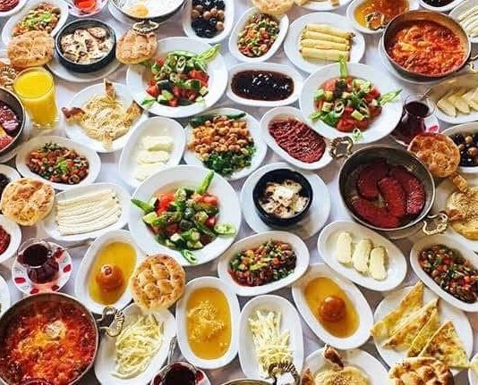 Serpme kahvaltı yılda 100 milyar liralık israfa neden oluyor!