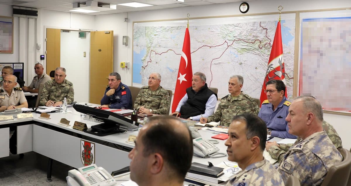 Bakan Akar beraberinde Gnkur. Bşk. Org. Güler ve Kuvvet Komutanları ile Barış Pınarı Harekâtı’nı Silahlı Kuvvetler Komuta ve Harekât Merkezi’nden sevk ve idare ediyor.