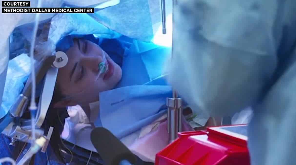 Uyanıkken Facebook canlı yayında beyin ameliyatı yapıldı