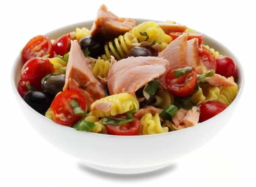 Somon ve Renkli Sebzeli Makarna Salatası
