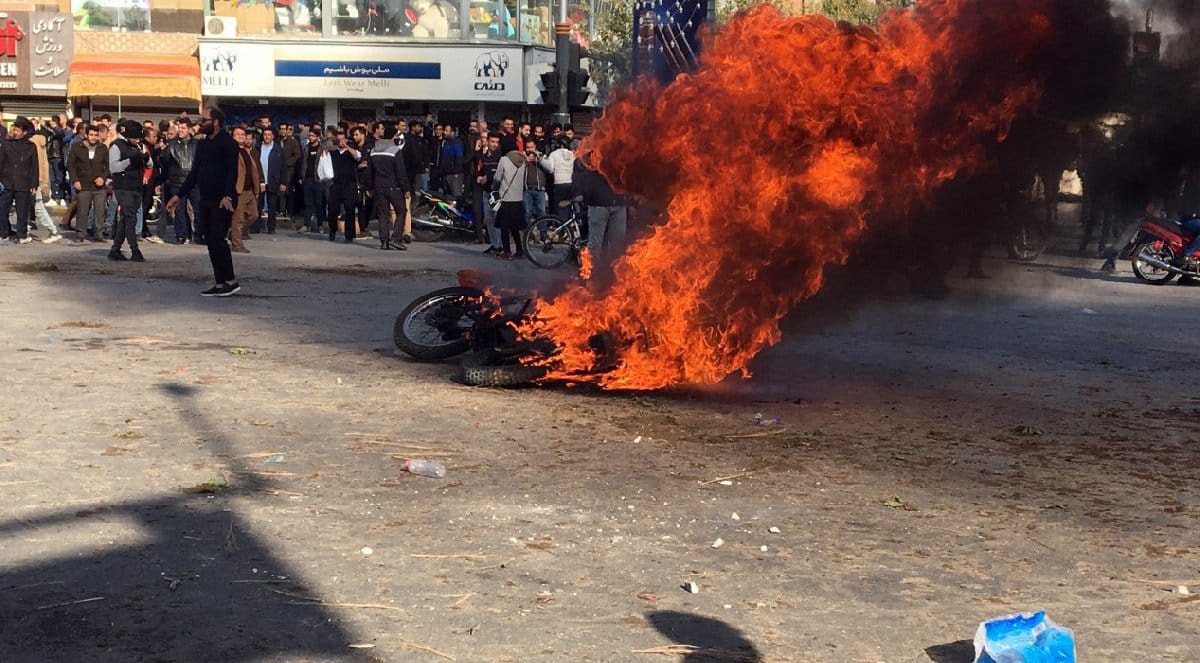 İran benzin 75 kuruşa çıktı; halk sokaklara döküldü!