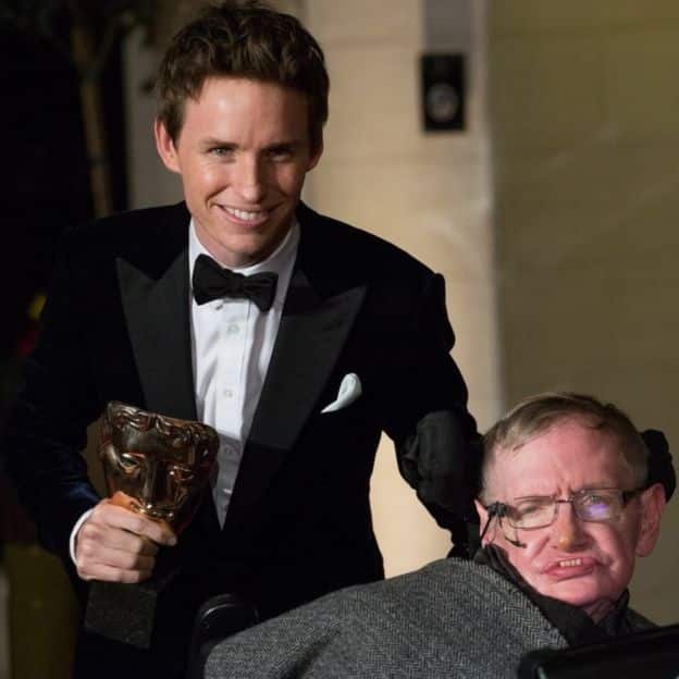 Hawking'i beyaz perde de Her Şeyin Teorisi filmindeki rolüyle Eddie Redmayne oynadı.