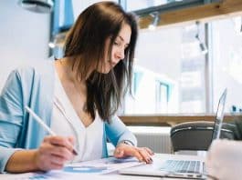 Kadınlar tam zamanlı işlerden dışlanıyor: Daha az kazanıyor!