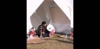deprem çadırında nargile keyfi yapan suriyeli