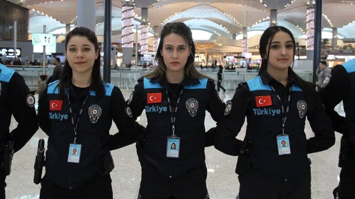 Polis üniformalarında tepki çeken Turkey yazısı değiştirildi