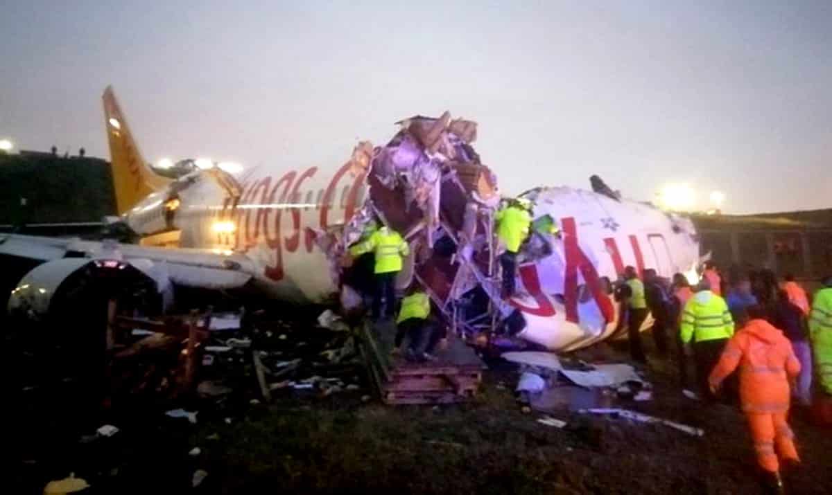 Kaza yapan uçaktaki pilotları kurtarma çalışması sürüyor
