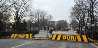 Meclis’te intihar girişimi: ‘Çocuklarım aç’ dedi, üzerine benzin döktü Mecliste intihar girişimi: 'Çocuklarım aç' dedi, üzerine benzin döktü