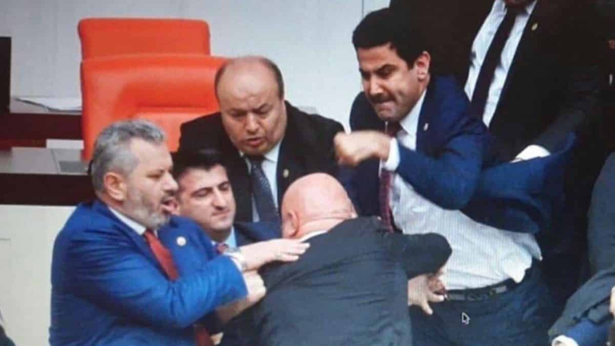 CHP li Engin Özkoç un başına yumruk atan AKP li vekil halil ibrahim yıldız  eli kırılmış