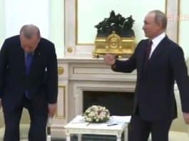 Erdoğan ve Putin bakan selamlamalarındaki fark dikkat çekti