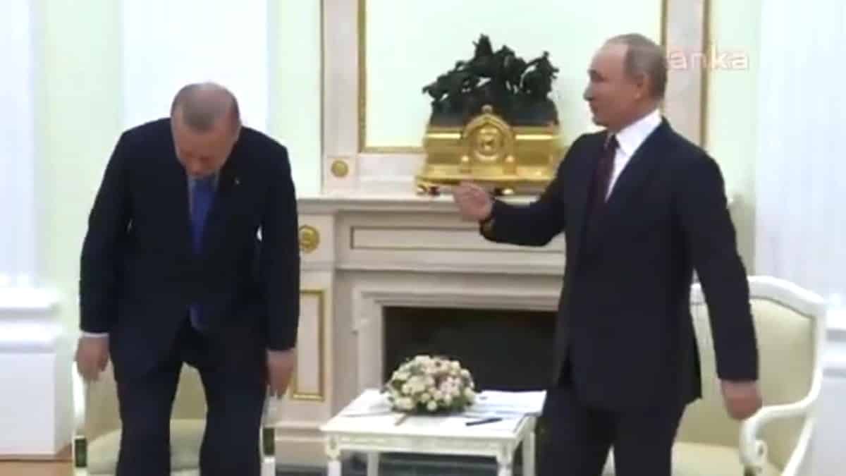 Erdoğan ve Putin bakan selamlamalarındaki fark dikkat çekti