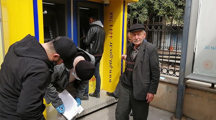 PTT sırasındaki 77 yaşındaki Ali Öztopaç'tan gazetecilere: Beni yakışıklı çekin