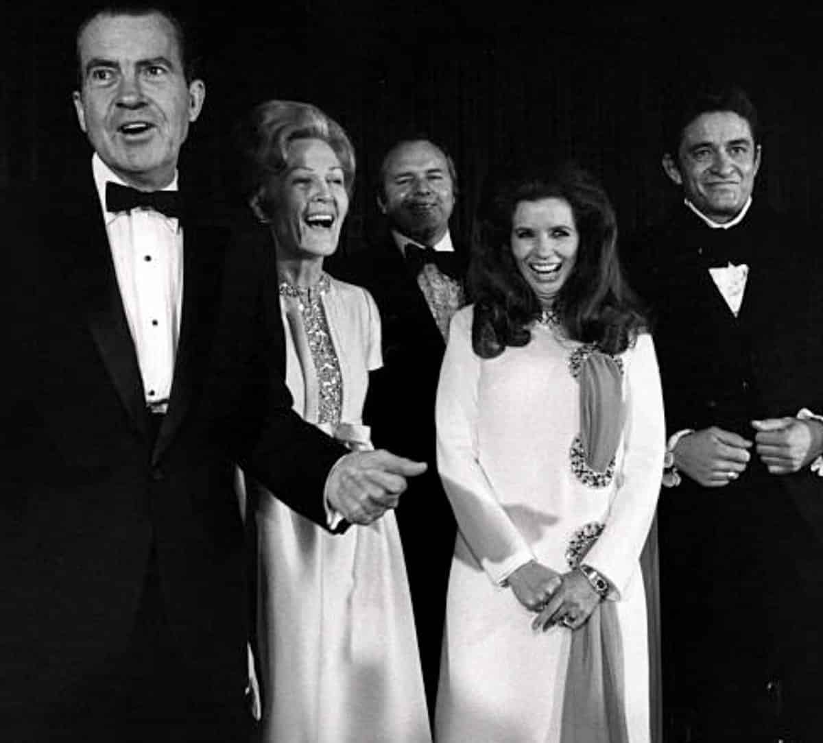 Beyaz Saray konseri öncesi, Richard Nixon ve Johnny Cash eşleriyle poz veriyor.