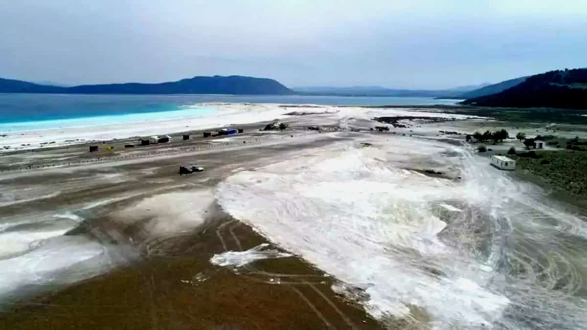 Salda Gölü tahribattan geriye derin çukur ve lastik izleri kaldı