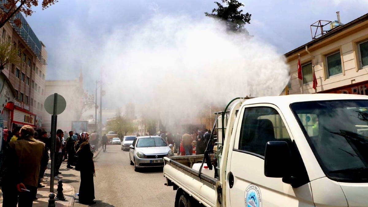 Sosyal mesafe uyulmayınca belediye araçla dezenfektan püskürttü şanlıurfa