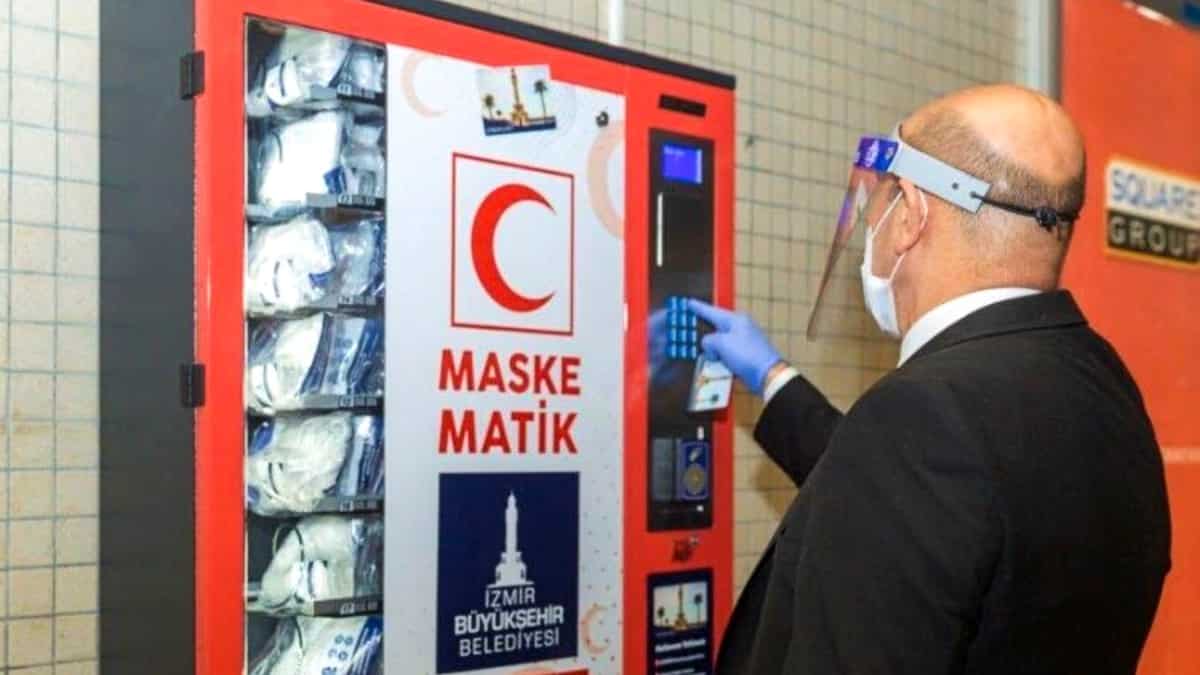 Tunç Soyer İzmir metrosunda maskematik uygulaması başlattı