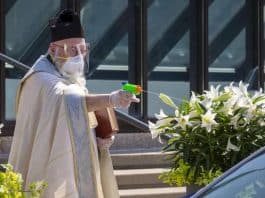 ABD de papaz, sosyal mesafeyi korumak için insanları su tabancasıyla kutsadı