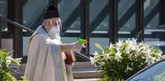 ABD’de papaz, sosyal mesafeyi korumak için insanları su tabancasıyla kutsadı ABD de papaz, sosyal mesafeyi korumak için insanları su tabancasıyla kutsadı