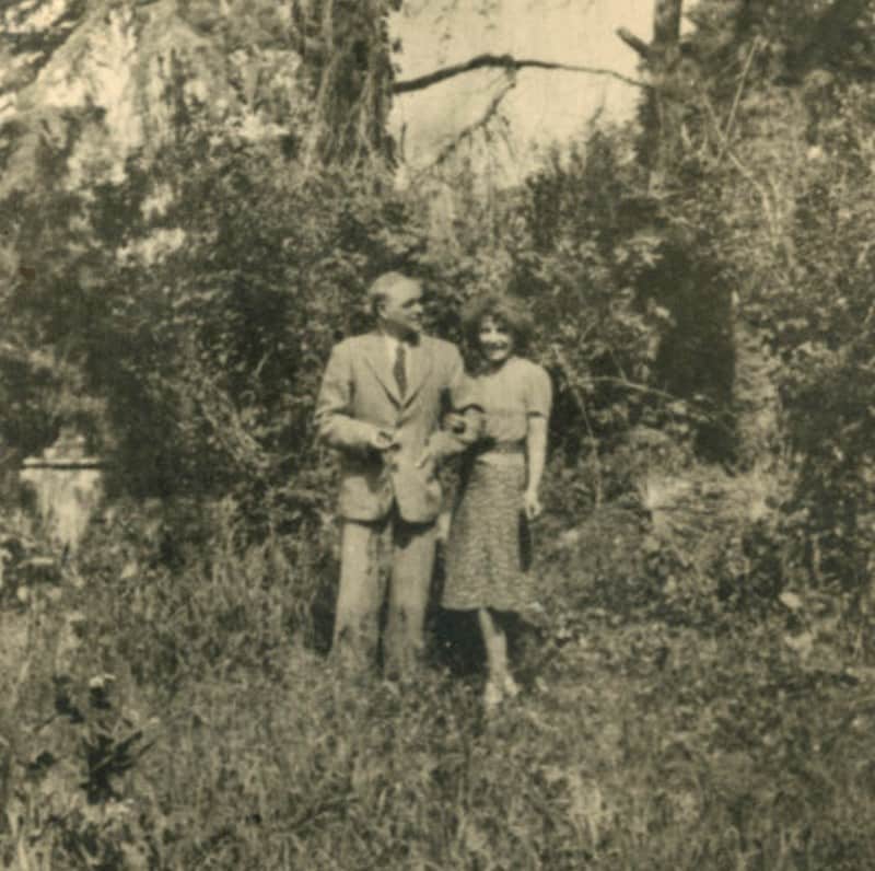 Aliye ile Karl Berger, Büyükada, 1947. Yusuf Taktak Koleksiyonu- SALT Araştırma Arşivi.