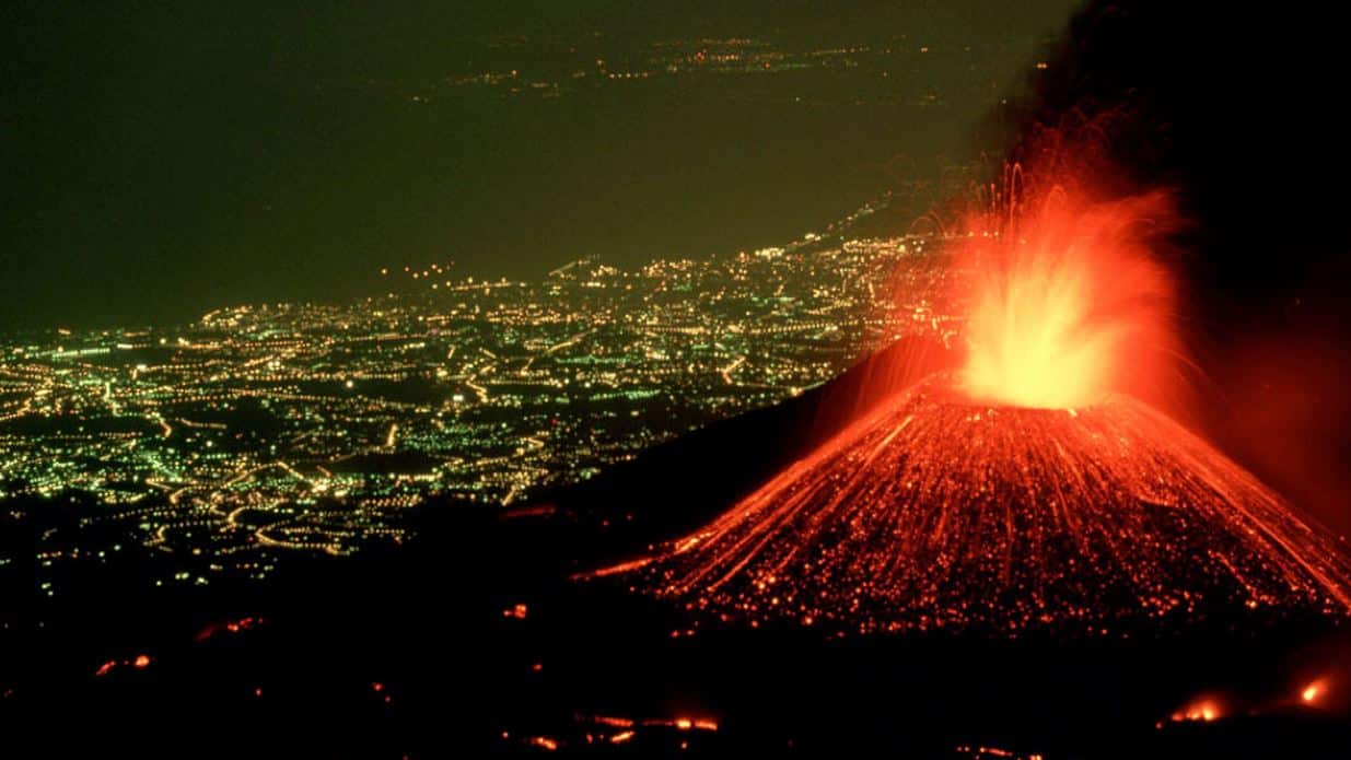 Etna Yanardağı patladı (Video)