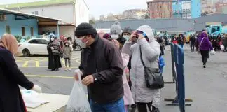 Memleketten yoksulluk manzaraları: 3500 kişi 1 kilo istavrit için kuyruğa girdi! Memleketten yoksulluk manzaraları: 3500 kişi 1 kilo istavrit için kuyruğa girdi!