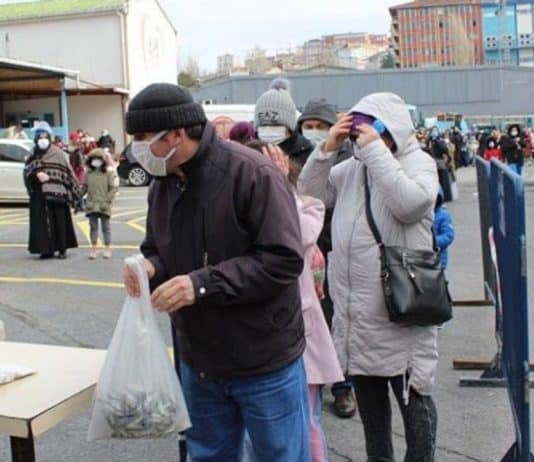 Memleketten yoksulluk manzaraları: 3500 kişi 1 kilo istavrit için kuyruğa girdi!