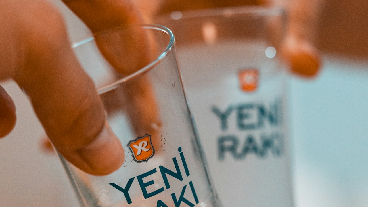 Kadeh tokuşturulan iki rakı kadehi