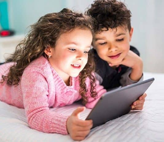 Çizgi film mi izletmeli, hikaye kitabı mı okumalı?