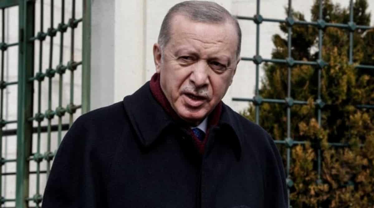 Cumhurbaşkanı Erdoğan, muhabirden maskesini çıkarmasını istedi