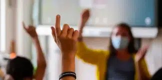 Aşı yaptırmamış bir öğretmenin sınıftaki öğrencilerin yarısına Covid-19 bulaştırdığı tespit edildi Aşı