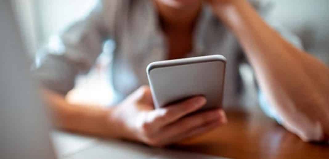 Kadın, kocasının telefonuna casus program yükledi, kocası eve gizli