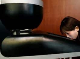 televizyonu yalayarak tadına