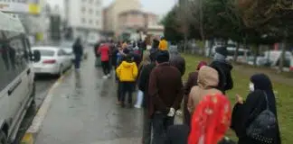 Dondurucu soğukta ekmek kuyruğu! ekmek kuyruğu