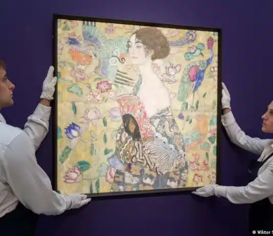 klimt yelpazeli kadın