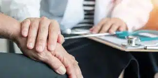 Yürürken kolları sallamamak Parkinson belirtisi olabilir! Parkinson belirtisi