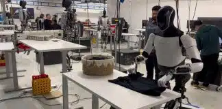 Tesla Optimus robotun yeni hünerleri: Tişört katlayabiliyor, ancak! Tesla Optimus