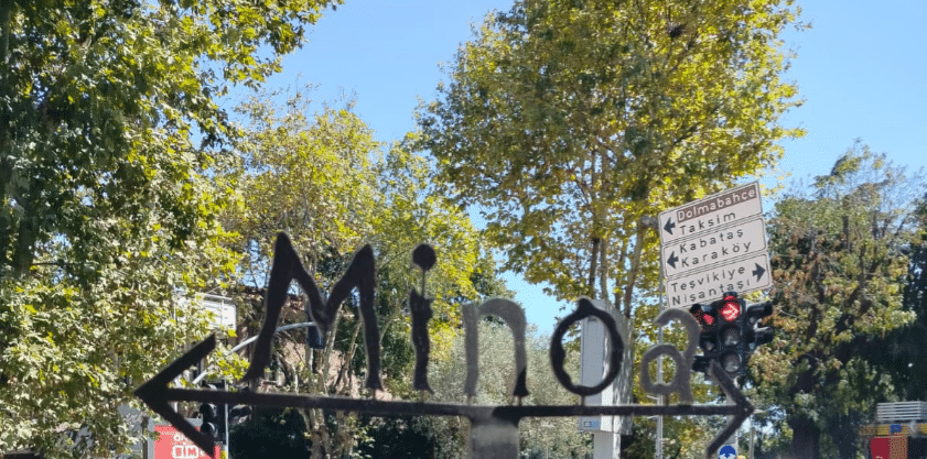 Minoa Akaretler, "İstanbul'un en iyi kitapçısı" olarak bilinen ve Yılın Bağımsız Kitabevi ödülünü alan, Minoa Pera gibi şubeleri olan bir mekan.