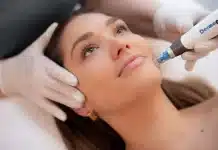 Yüzüne cilt gençleştirme işlemi yaptıran bir kadın, anti-aging tedavinin sonuçlarını gösteriyor.