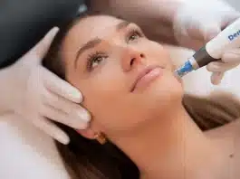 Yüzüne cilt gençleştirme işlemi yaptıran bir kadın, anti-aging tedavinin sonuçlarını gösteriyor.