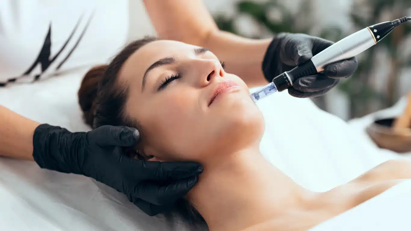 Kolajen üretimini ve fibroblast uyarımını gösteren, cildin alt katmanlarına ait bir görsel.